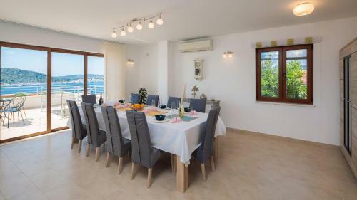 Seafront Luxury Private Villa With Hotel Service