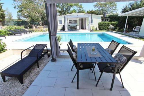 Apartments Donna With Swimming Pool