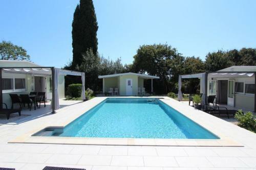 Apartments Donna With Swimming Pool