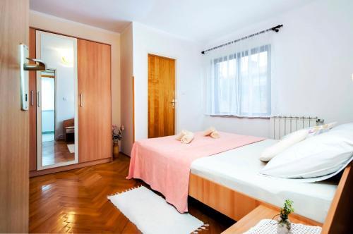 Hostal Apartment And Room Josip 2070
