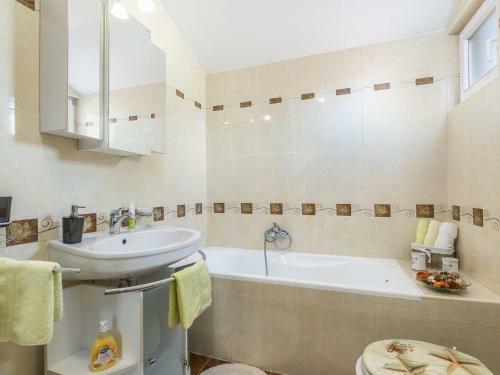 Spacious Two Bedroom Apartment With Shared Pool Near Rovinj