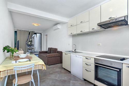 Apartments Nikola 5m From Beach