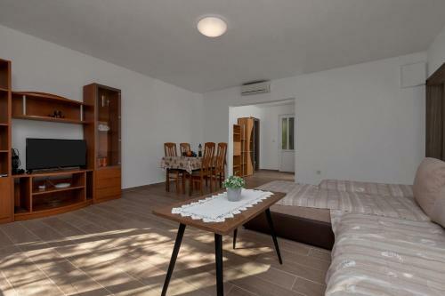 Apartments Nikola 5m From Beach