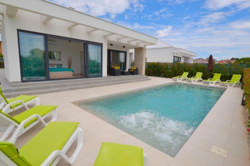Family Villa With Pool And Garden