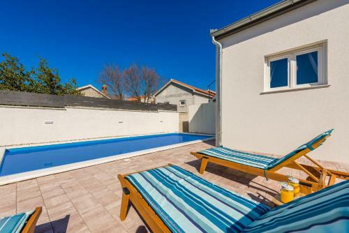 Holiday Home With Pool Barba