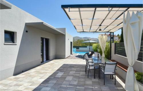 Stunning Home In Split W/ Jacuzzi, Wifi And 4 Bedrooms