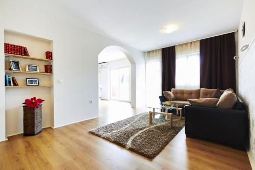 Split Villa Sleeps 8 Pool Air Con Wifi
