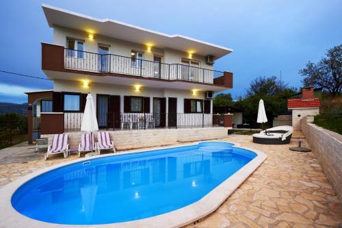 Split Villa Sleeps 8 Pool Air Con Wifi