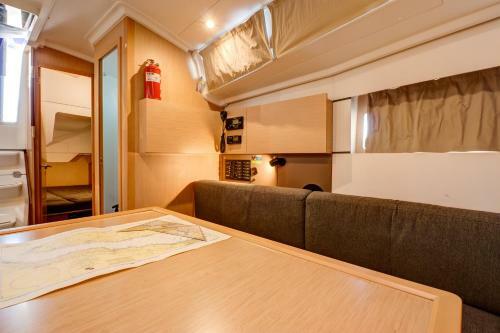 Beneteau Oceanis 38 - Arsen Sailing Boat