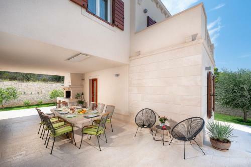 Splitska Villa Sleeps 8 Pool Air Con Wifi
