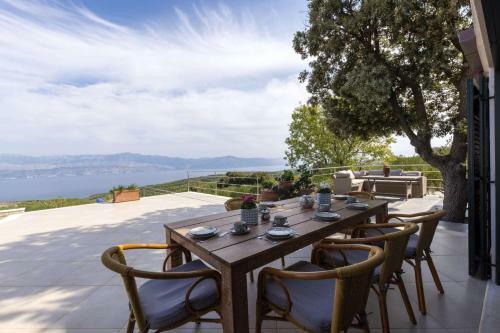 Splitska Villa Sleeps 6 With Pool And Wifi