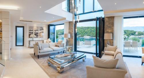 Puntinak Villa Sleeps 8 With Pool Air Con And Wifi