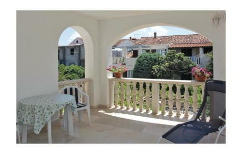 Two-bedroom Apartment In Supetar
