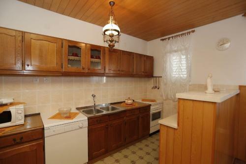 Apartment Senija - 150m From Beach