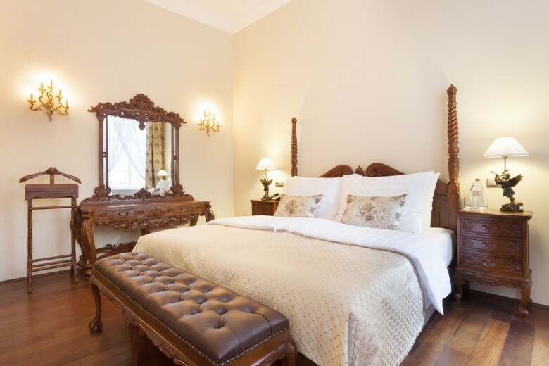 The Iron Gate Hotel & Suites