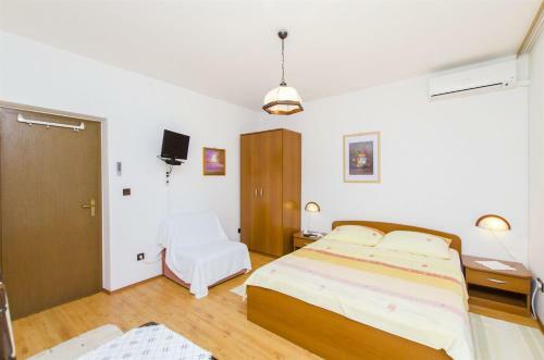 Apartments And Rooms Iva
