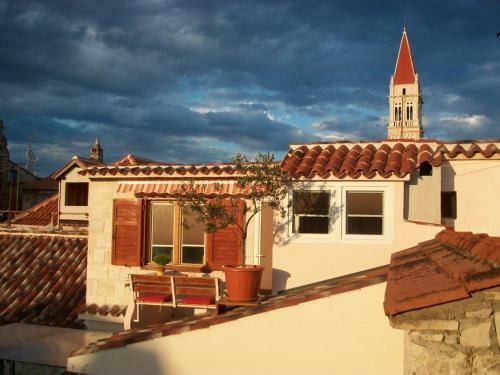 Apartment Attic (4324-4)