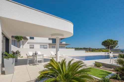 Luxury Apartments Baoti?
