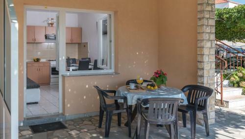 Apartments Vin - 40 M From Sea