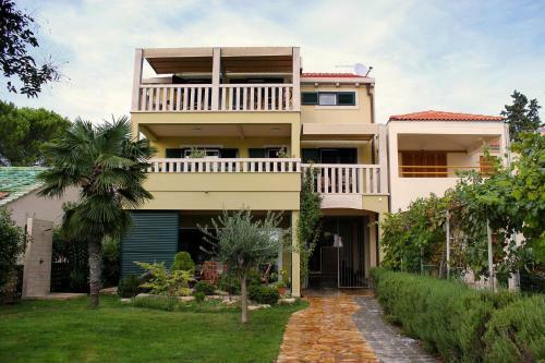 Apartments Petra I Karlo