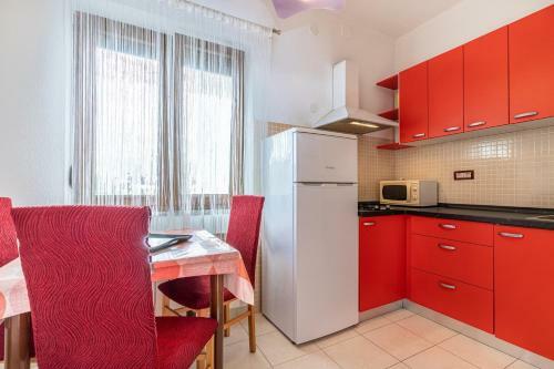 Hostal Apartments Adamovic With Shared Pool