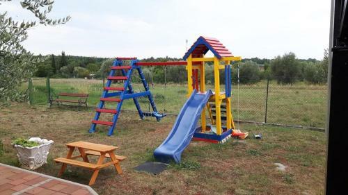 Hostal Apartments Adamovic With Shared Pool