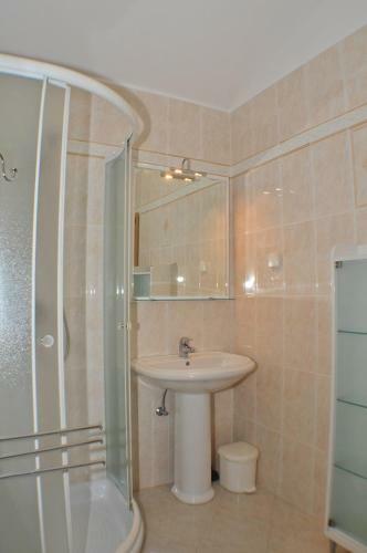 Hostal 1a Lilly Vabriga With Sea View