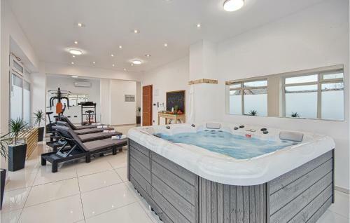 Four-bedroom Holiday Home In Varazdin