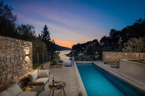 Beachfront Villa Grain Of Salt With Pool