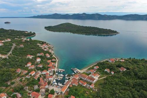 Hostal Kne? Mali I?