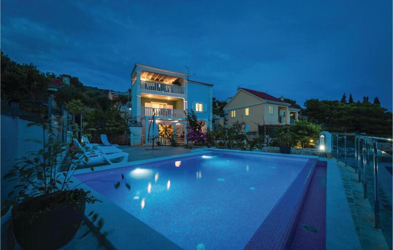 Six-bedroom Holiday Home In Kalebova Luka