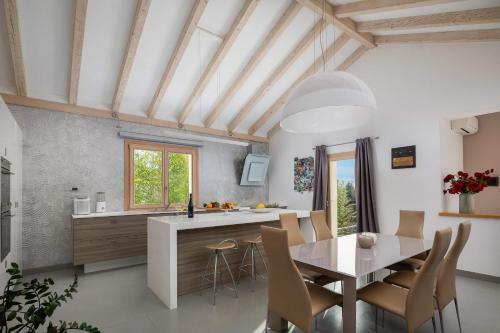 Villa Tela With Pool