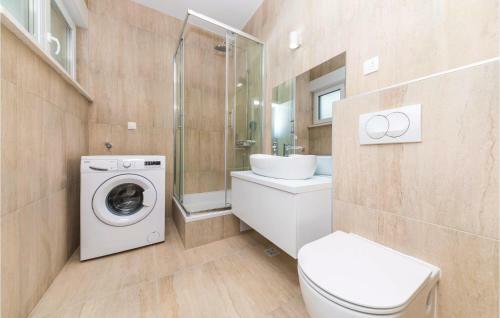 Five-bedroom Holiday Home In Kastel Kambelovac