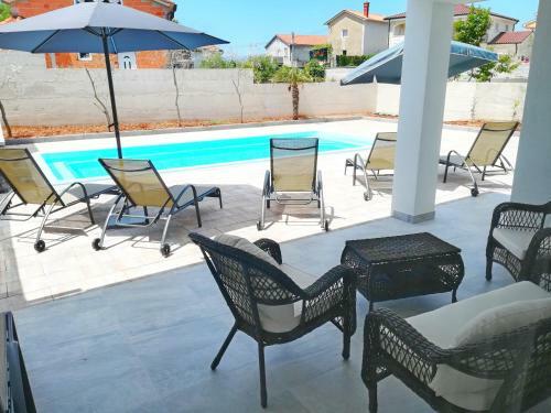 Villa Mira With Pool