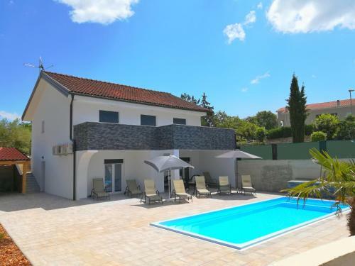 Villa Mira With Pool