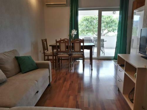 Lovely 2-bedroom Apartment In Poljica