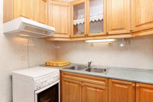 Lovely 2-bedroom Apartment In Poljica