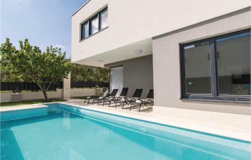 Five-bedroom Holiday Home In Kastel Kambelovac