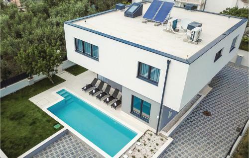 Five-bedroom Holiday Home In Kastel Kambelovac