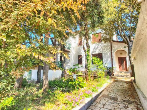 Apartments Evelina 1057
