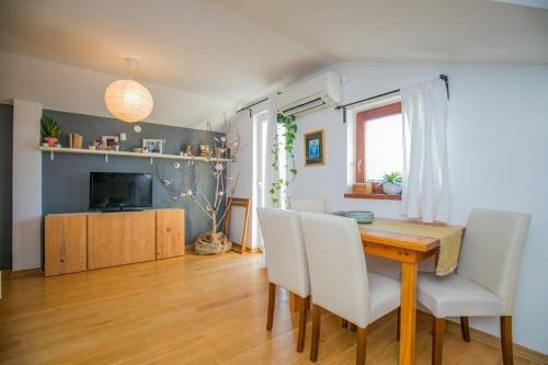 Apartment Iva - Modern With View