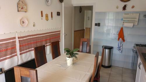 Crystal Apartement F