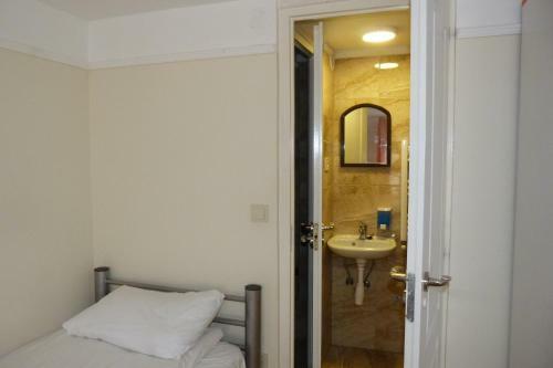 Center Hostel And Guest House