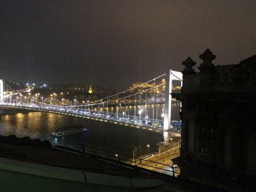 Apartamento Riverside Flat With King Castle View