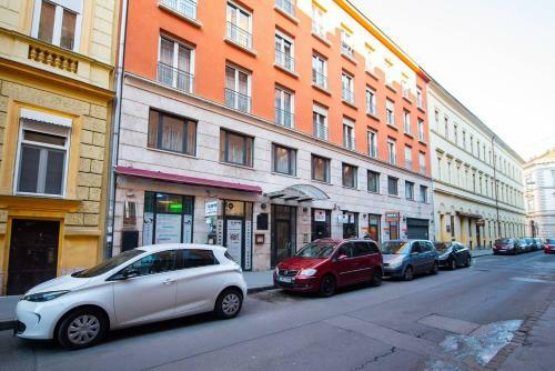 Central A/c Apartment With Large Balcony