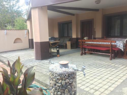 J�szay Vend�gh�z Par�dsasv�r