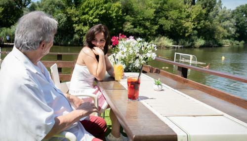 Bed & Breakfast �den Lounge Restaurant & Pension