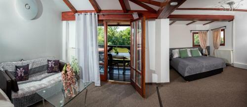 Bed & Breakfast �den Lounge Restaurant & Pension