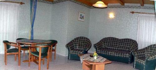 Pine Wood Apartment 8