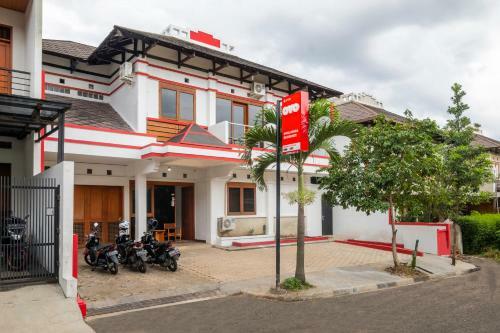 Hotel Oyo 2728 Sinulingga Residence